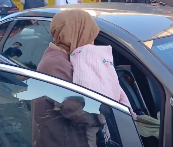Trabzon’da korku dolu yarım saat! Anahtarı içeride unuttu, 3 aylık bebeği mahsur kaldı: Annenin feryadı yürek dağladı!