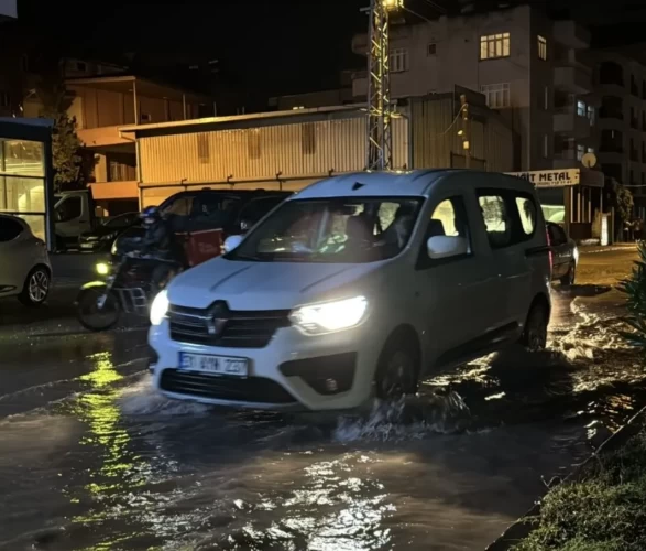 Araçlar sularla sürüklendi, ev ve iş yerlerini su bastı