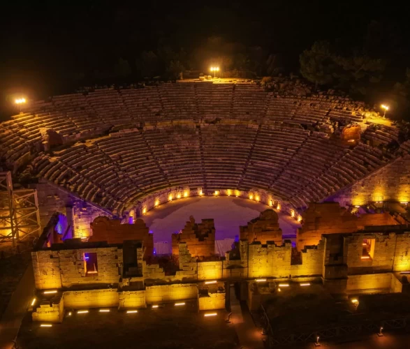 Antalya'da 35 derece sıcaktan kaçanlar oraya koşuyor: Tarihe gece yolculuğu başladı!