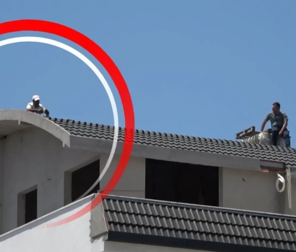 Alanya'da çatıya çıkan şahıs ekipleri alarma geçirdi