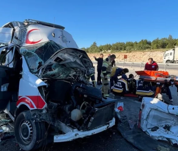Antalya'dan İstanbul'a giden ambulans kaza yaptı! Hasta yaşamını yitirdi
