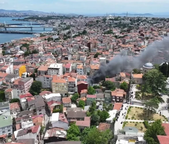 İstanbul Fatih'te korkutan yangın