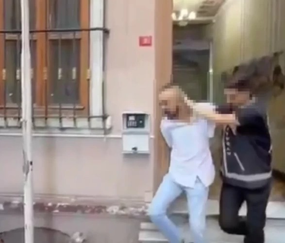 Beyoğlu'nda silahlı saldırı anı kamerada: Tartıştığı genç kızın babasını yaraladı!