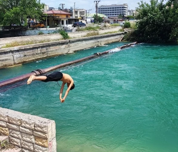 Boğulma vakalarına rağmen gençler tehlikeye meydan okuyor!