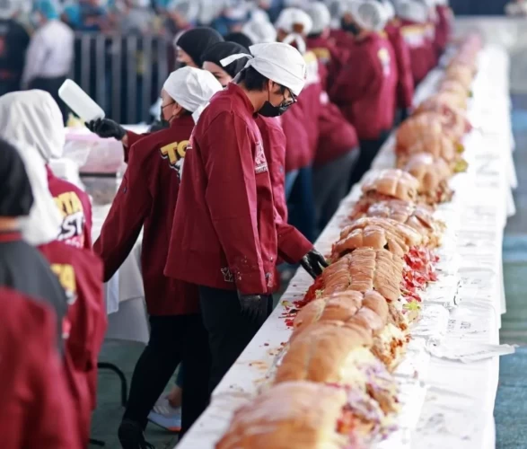 Guinness Rekoru için 100 metrelik dev sandviç hazırlandı! 1,5 tonluk Torta görenleri şaşırttı