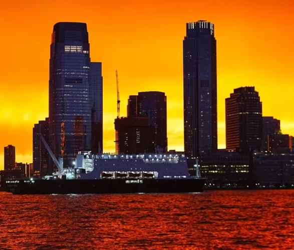 Manhattan silüeti ve renkli bulutlar: New York’ta gün batımı fotoğraflara yansıdı!