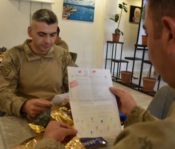 Öğrencilerin mektupları Mehmetçik'i duygulandırdı