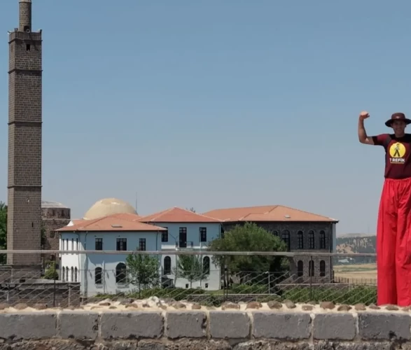 Diyarbakır Surları'nda 'tahta bacak' şov: 15 metre yükseklikte nefes kesen yürüyüş