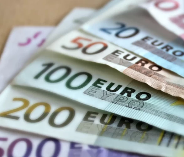 Döviz piyasasında hareketlilik! Dolar ve euro yeni güne yükseldi