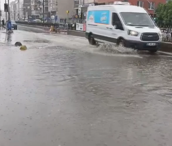 İstanbul'da sağanak felç etti: Cadde ve sokaklar göle döndü!