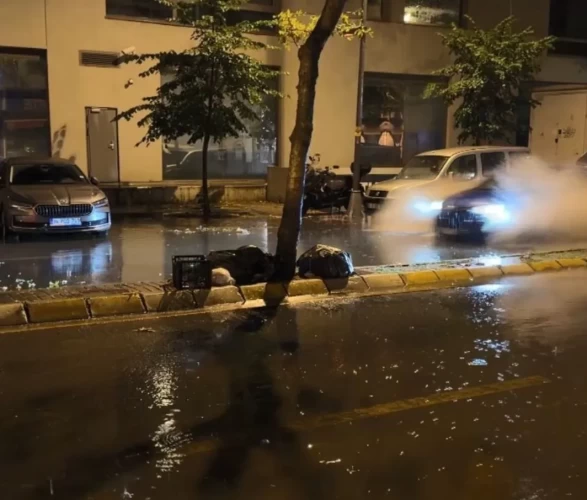 Kağıthane'de yollar göle döndü, Taksim'de zor anlar