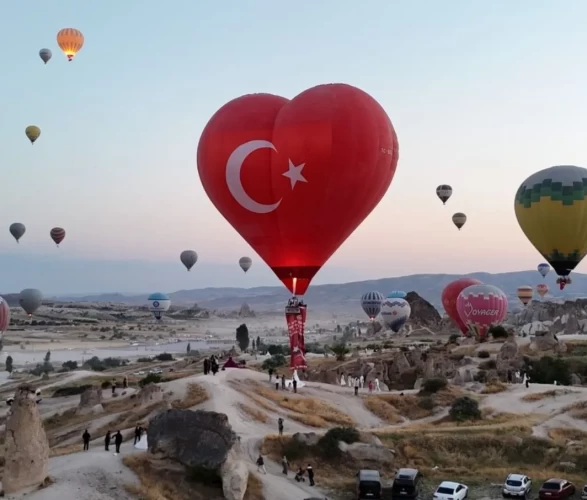 253 şehidin fotoğrafı gökyüzünde süzüldü
