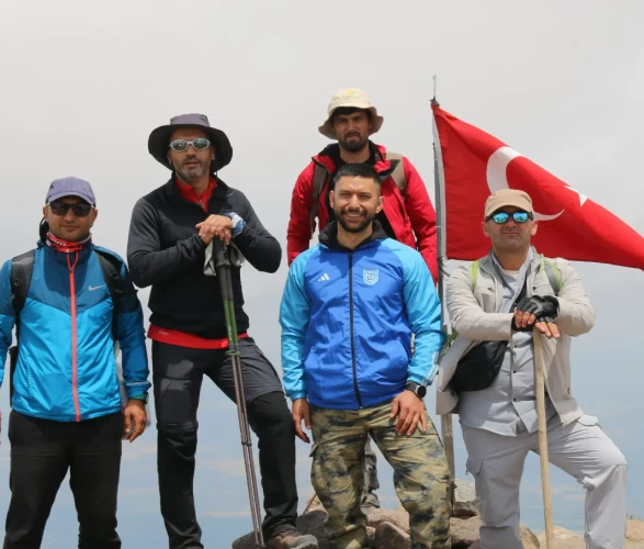 Hasan Dağı'na Türk bayrağını değiştirmek için çıktılar! Sürprizle karşılaştılar