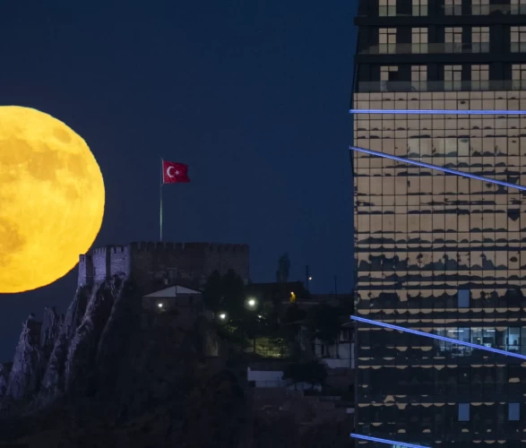 Ankara'da akşam saatlerinde beliren dolunay kartpostallık görüntüler oluşturdu