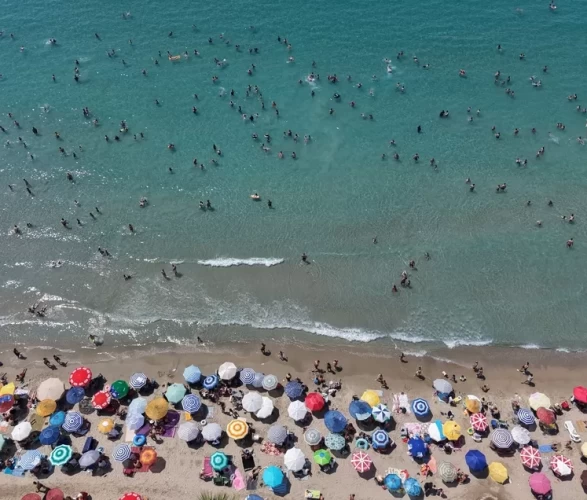 Termometreler 30 dereceyi gördü: Kuşadası plajlarında adım atacak yer kalmadı!