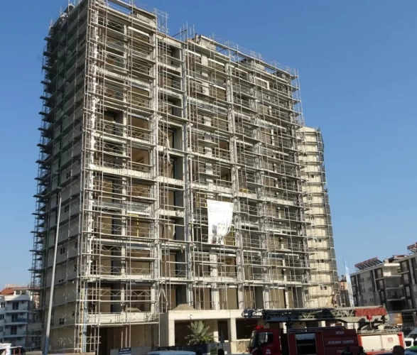 Alacaklarını isteyen işçi 10 katlı inşaatın çatısına çıktı! Ödeme dekontunu görünce aşağı indi