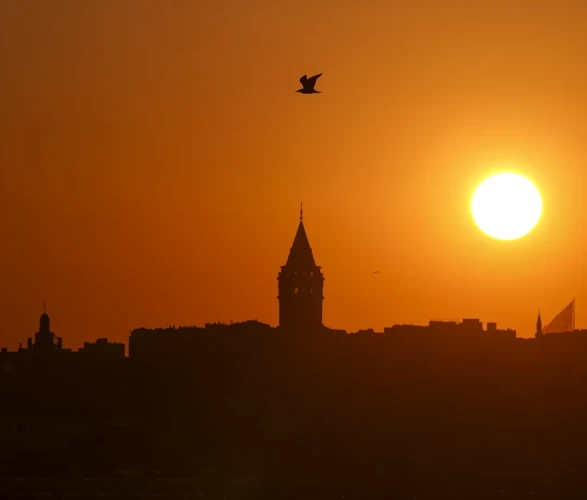 İstanbul’da gün batımı mest etti! Kız Kulesi eşliğinde büyüleyici manzara