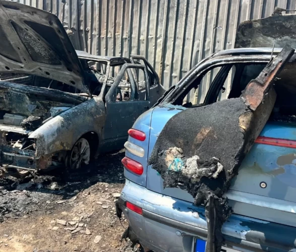Alevler 4 otomobili kullanılamaz hale getirdi