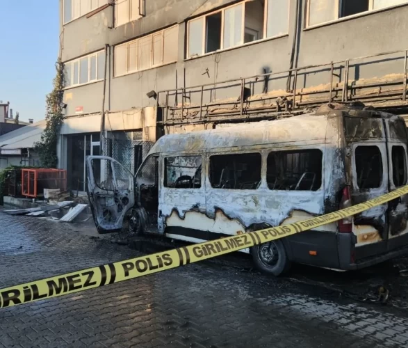 İSTeks Sanayi Sitesi'nde minibüs yanarak kullanılamaz hale geldi!