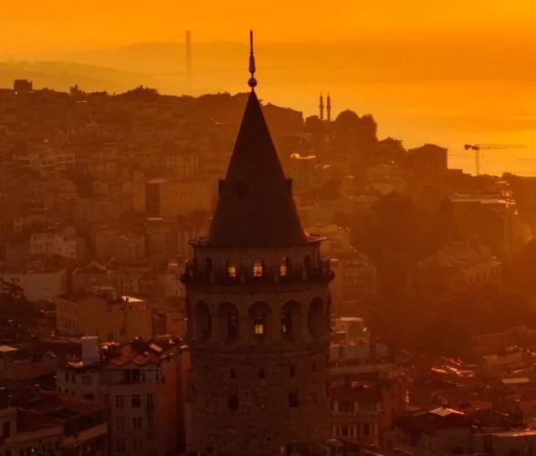 Günün ilk ışıkları Galata Kulesi’ni sardı!