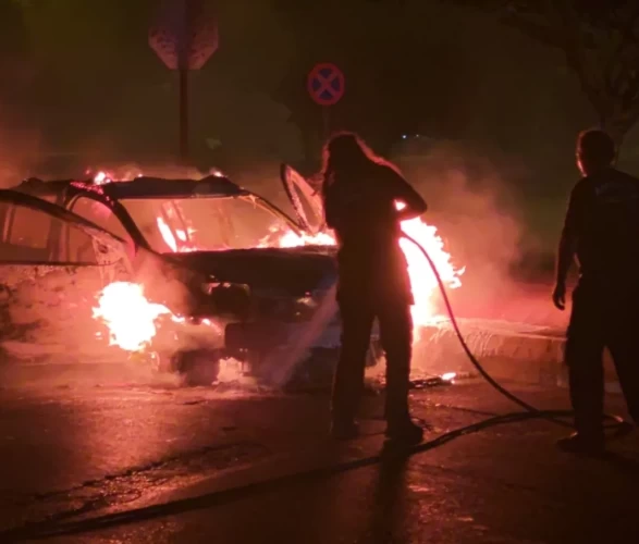 Seyir halindeki otomobil alev aldı, ilk müdahaleyi kadın itfaiye personeli yaptı!