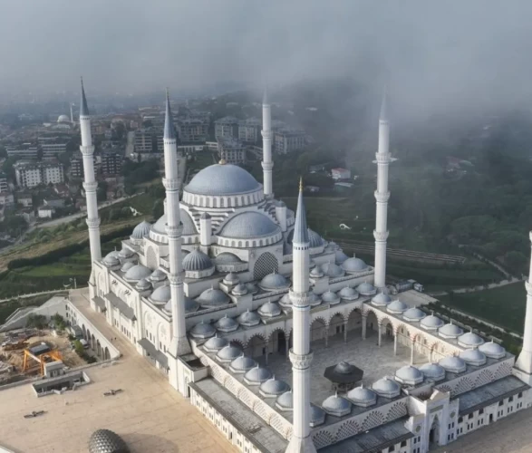 Büyük Çamlıca Camisi sis denizinin içinde kaldı!