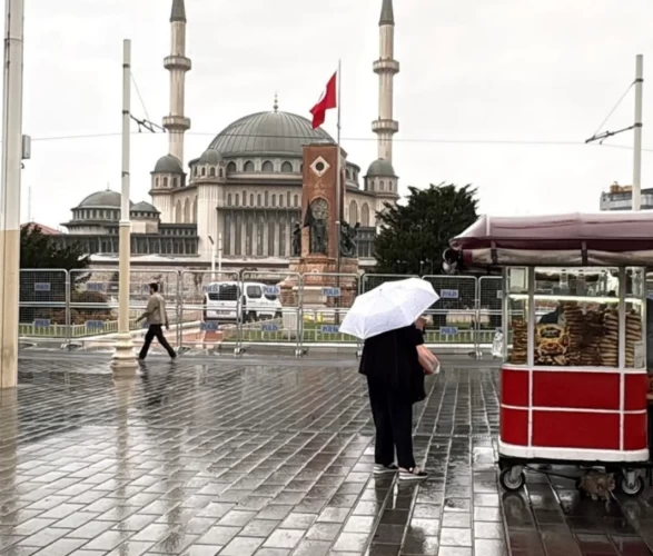 Ani basan sağanak yağmur Taksim Meydanı'nı vurdu, vatandaşlar hazırlıksız yakalandı!