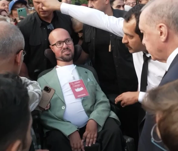 Cumhurbaşkanı Erdoğan engelli genci duygulandırdı