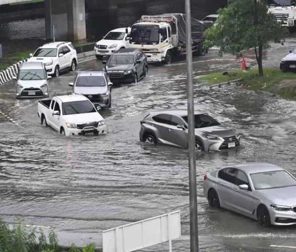 Bangkok’u sel vurdu: 5 bin kişi tahliye edildi