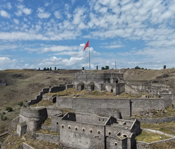 Kars’taki 900 yıllık yapı görenleri hayran bırakıyor!