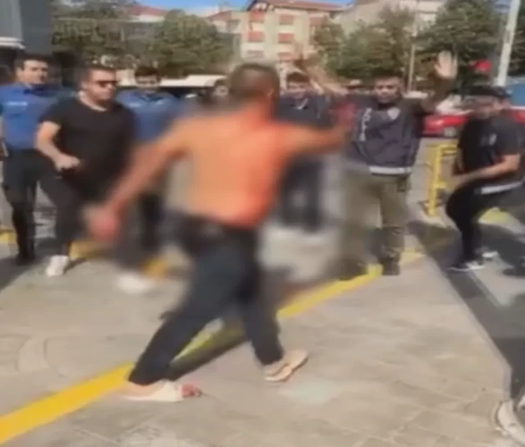 Eşine kızıp Esenler’i birbirine kattı: Bıçakla kendine zarar verip polislere saldırdı