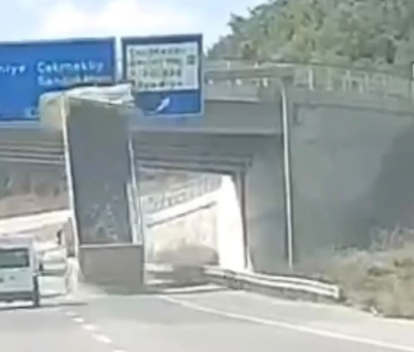 Açık kalan dorse üst geçide çarptı