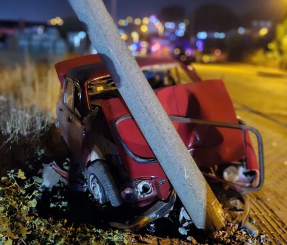 Çanakkale'de kontrolden çıkan araç aileye çarptı