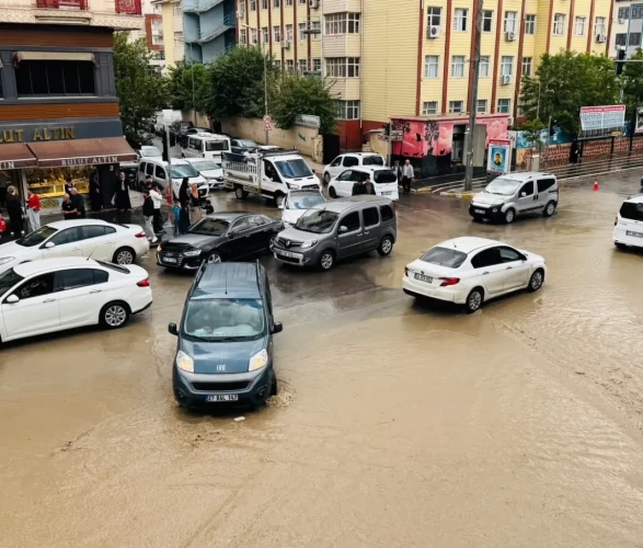 Cizre'de cadde ve sokaklar göle döndü