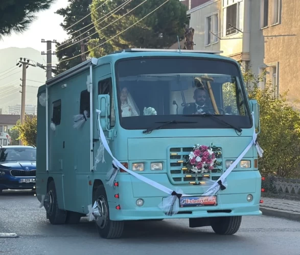 3 yıl uğraşıp Magirus minibüsü gelin arabası yaptı!
