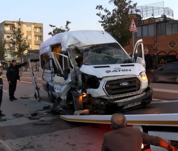 Arnavutköy'de servis minibüsü park halindeki dev kamyona çarptı