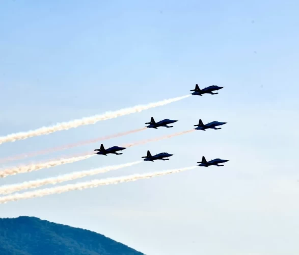 Türk Yıldızları'dan Fethiye semalarında nefes kesen prova