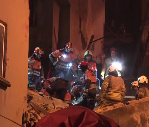 Beyoğlu’nda 5 katlı metruk bina çöktü