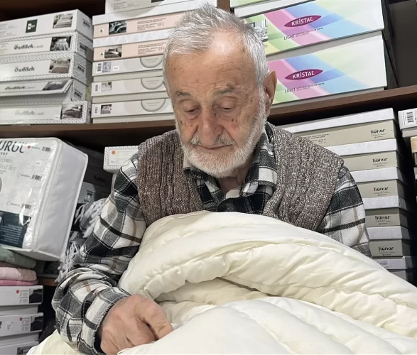 92 yaşındaki “Yastıkçı Dede” 70 yıldır mesleğini sürdürüyor!