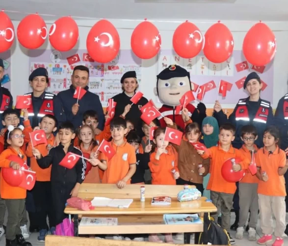 Eskişehir’de jandarmadan minik öğrencilere Cumhuriyet Bayramı sürprizi