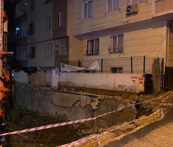 Bahçelievler’de inşaatın istinat duvarı yıkıldı