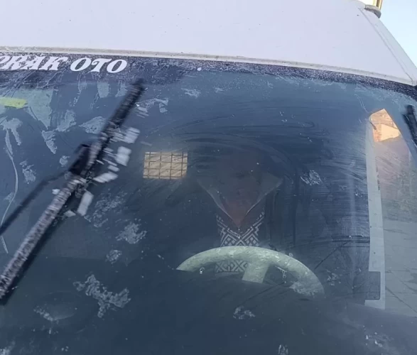 Kars’ta sabah mesaisi buz kazımakla başladı