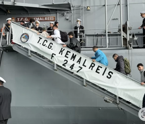 TCG Kemalreis’e Cumhuriyet Bayramı yoğunluğu: Ziyaretçiler uzun kuyruklar oluşturdu