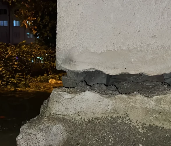 Mersin’de korkutan çökme: 3 katlı bina boşaltıldı