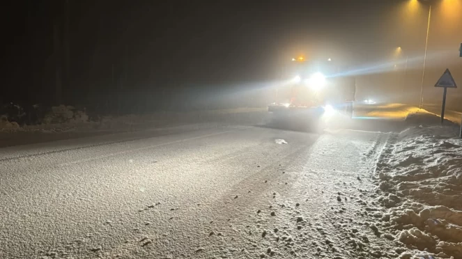 Bolu Dağı’nda kar dalgası: Ağır vasıtalar park alanlarına yönlendirildi