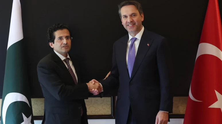Bayraktar, Pakistan Petrol Bakanı Malik ile görüştü: Enerji ortaklığını daha da geliştireceğiz