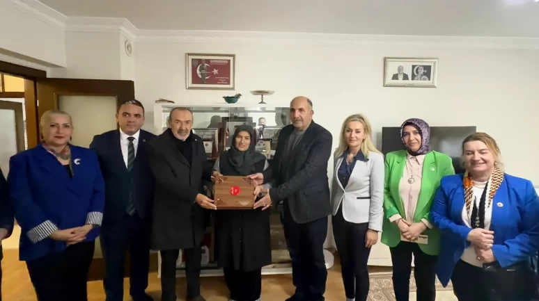 MHP'li Yıldırım'dan şehit ailesine ziyaret: Liderimizin “Onların başlarını öne eğdirmeyeceğiz” dediği yerdeyiz