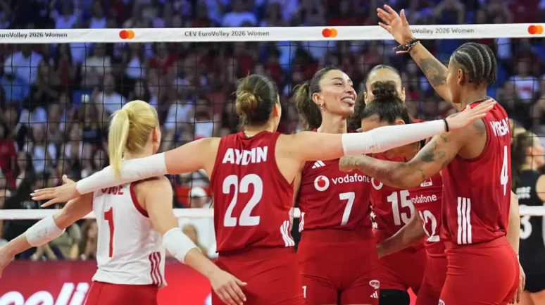 Dev derbi günü! Filenin Sultanları Polonya karşısına çıkıyor