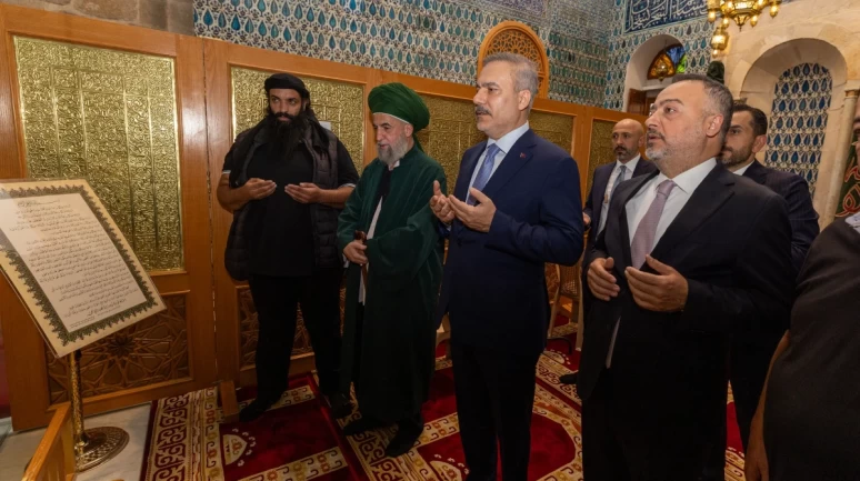 Bakan Fidan'dan Suriye'de türbe ve şehitlik ziyareti