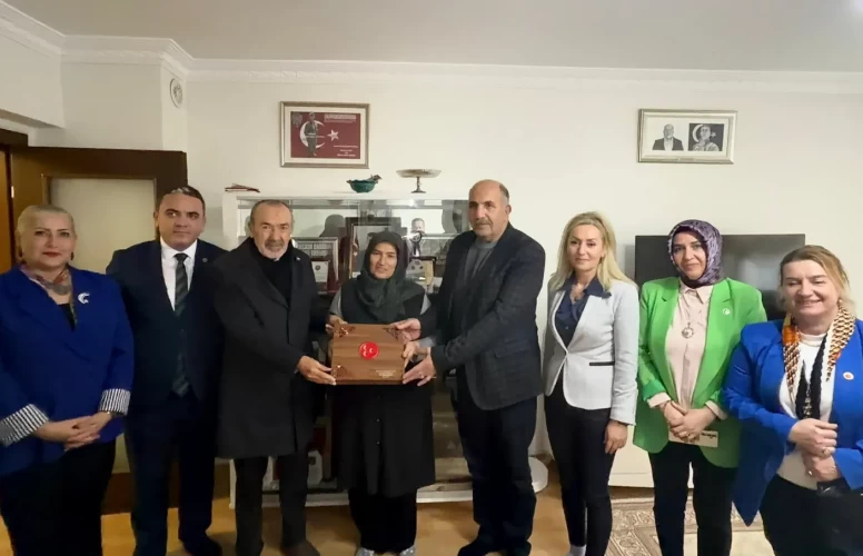 MHP'li Yıldırım'dan şehit ailesine ziyaret: Liderimizin “Onların başlarını öne eğdirmeyeceğiz” dediği yerdeyiz